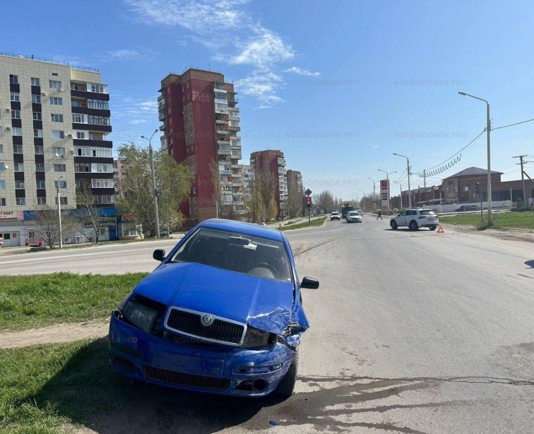 В Волгодонске за одно утро снесли бордюр, ограждение и пешеходный знак