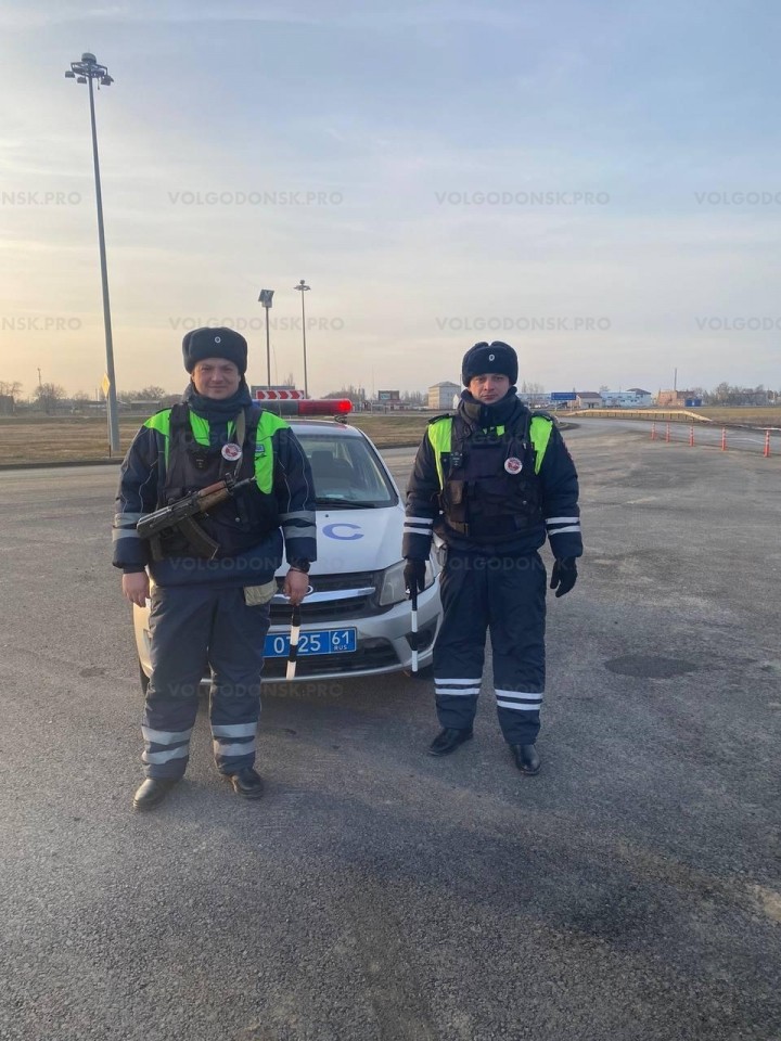 Инспекторы ДПС помогли водителю, у которого на трассе Ростов – Волгодонск сломался грузовик