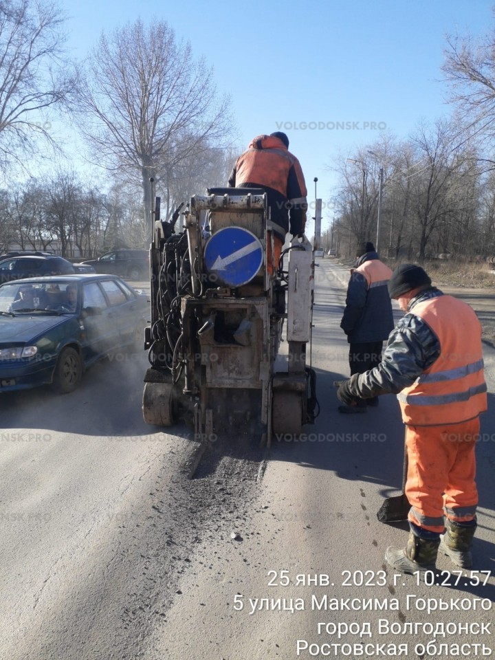 В Волгодонске рециклер начал борьбу со сверхнормативными ямами на дорогах