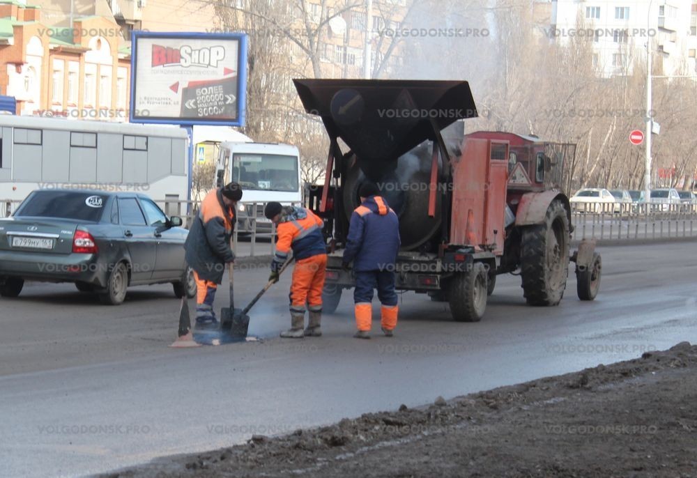 В Волгодонске дорожники приступают к устранению сверхнормативных ям на магистралях
