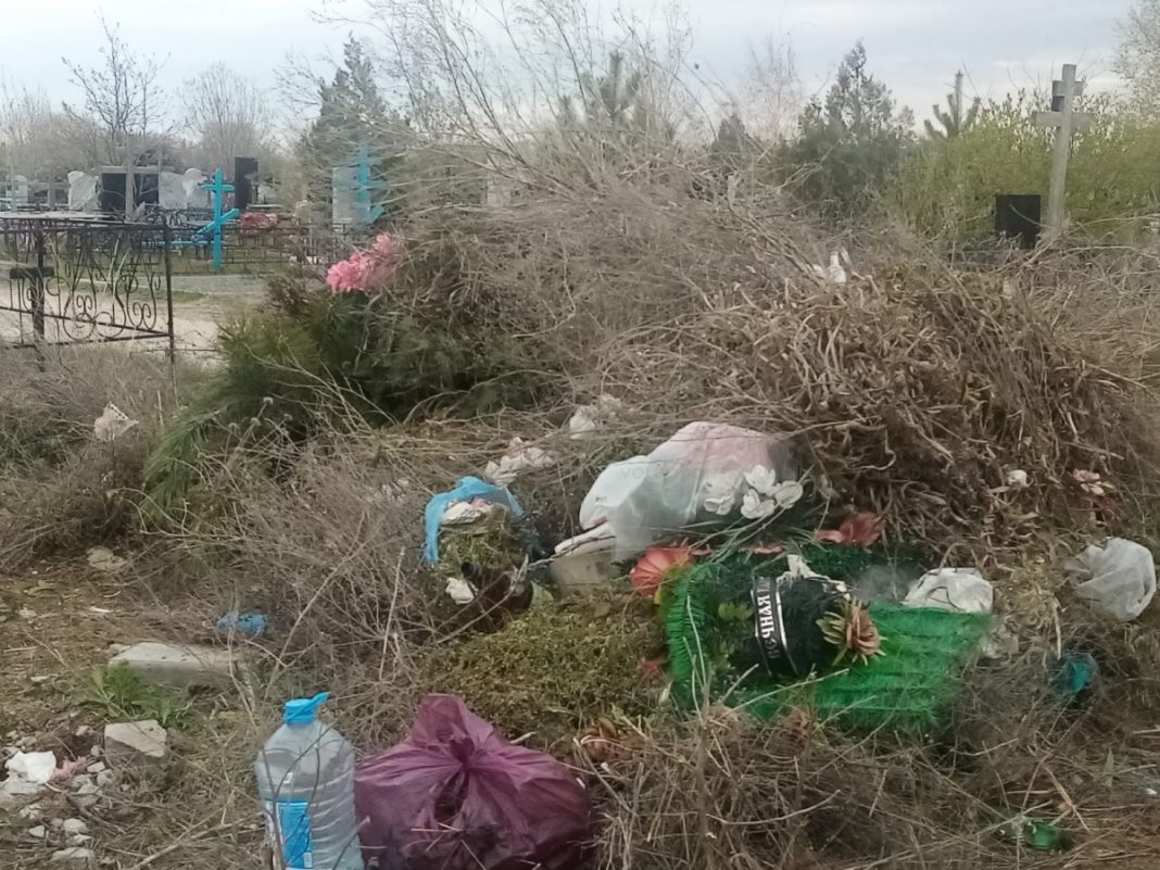Дежурный по Волгодонску: перед Пасхой кладбище № 2 снова завалено мусором