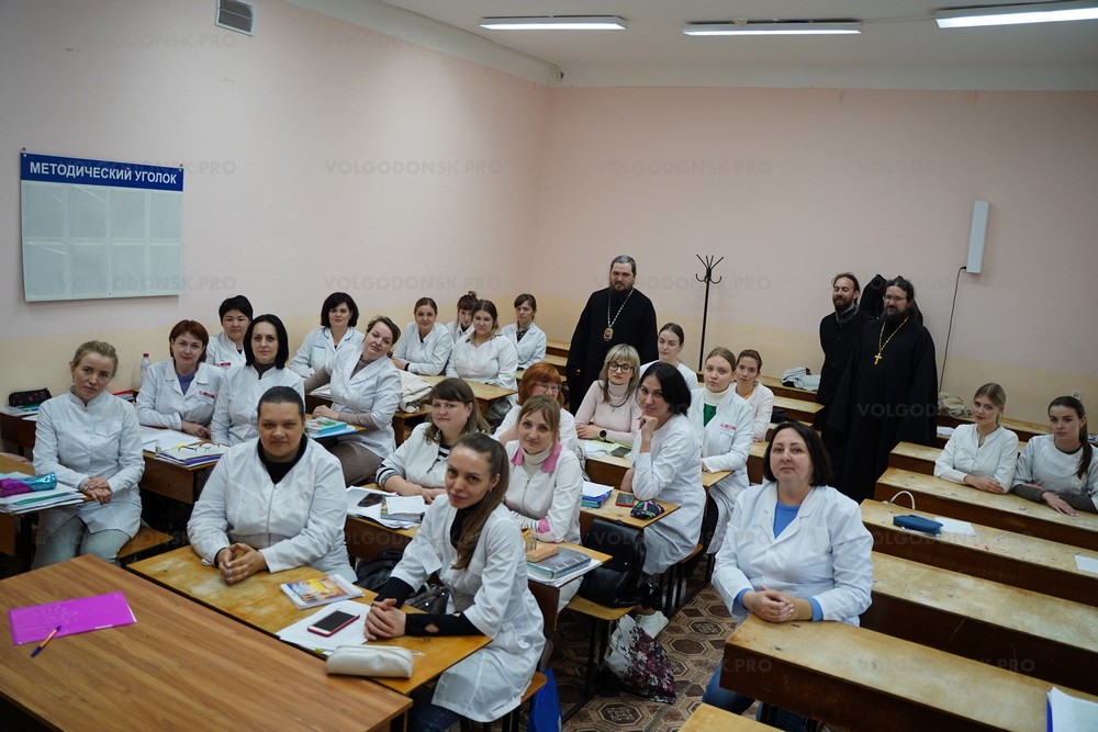 В рамках «Школы милосердия» глава Волгодонской епархии встретился со студентами медколледжа