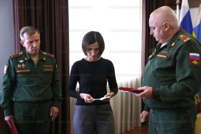 Вдове волгодонца Виталия Сергеева, погибшего в зоне СВО, передали посмертную награду