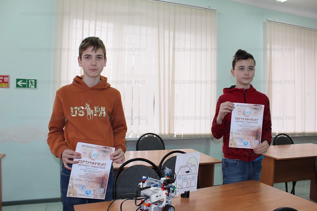 Воспитанники СЮТ Волгодонска изобрели робота-почтальона: хорошая работа!
