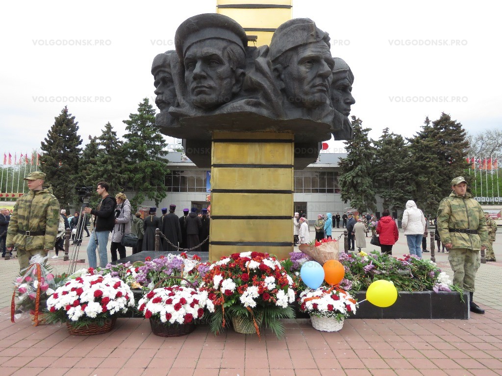 Волгодонцы возложили цветы к памятникам Великой Отечественной войны