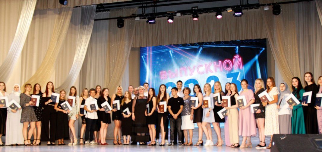 Волгодонский медицинский колледж торжественно вручил дипломы выпускникам
