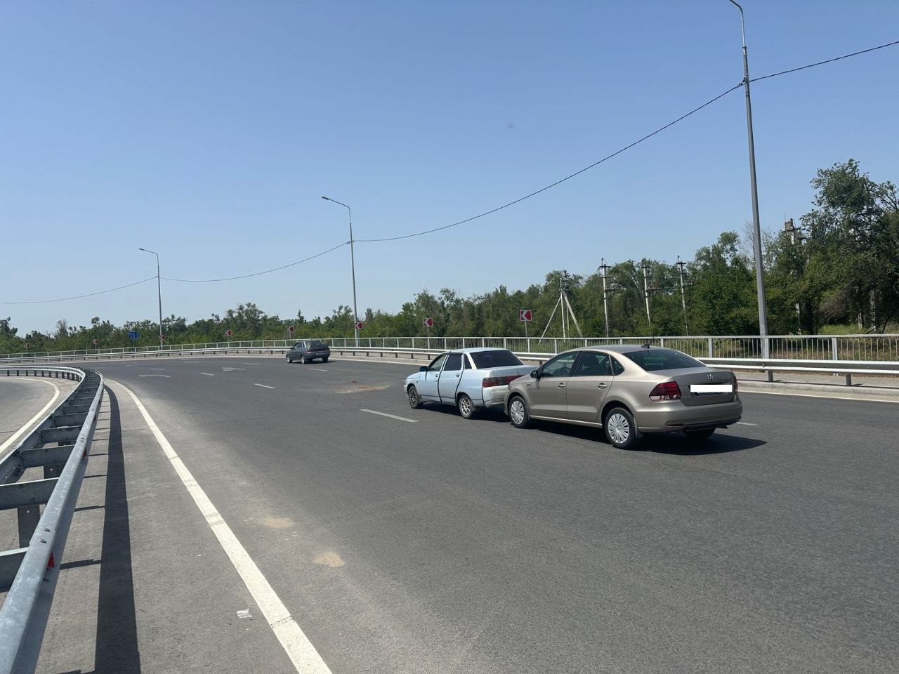 На новом мосту сбили девушку, стоявшую на дороге возле поломанной маины -  Волгодонск.Про